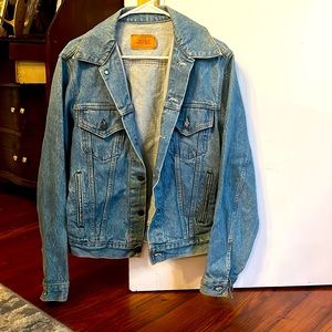 Vintage authentic Levi’s jean jacket 42L is the size